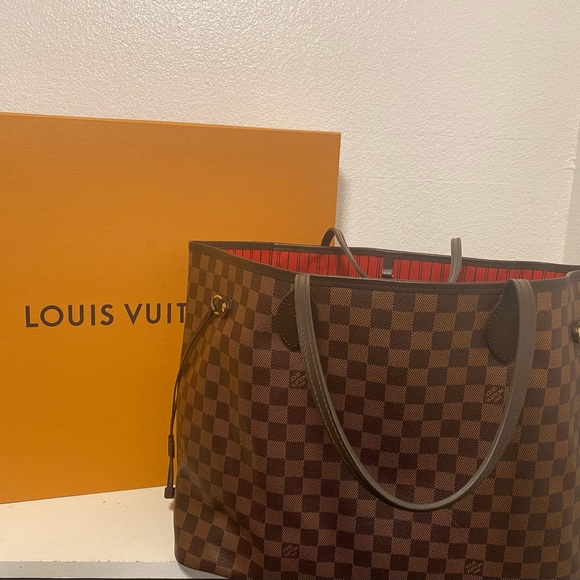 Louis Vuitton Neverfull Tote Size Review - Curls and Cashmere